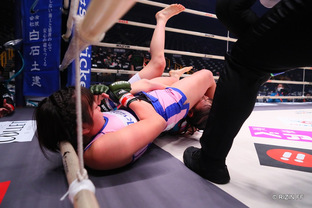 Sakura secured an armbar against Eru Takebayashi in the first round (© RIZIN FF)