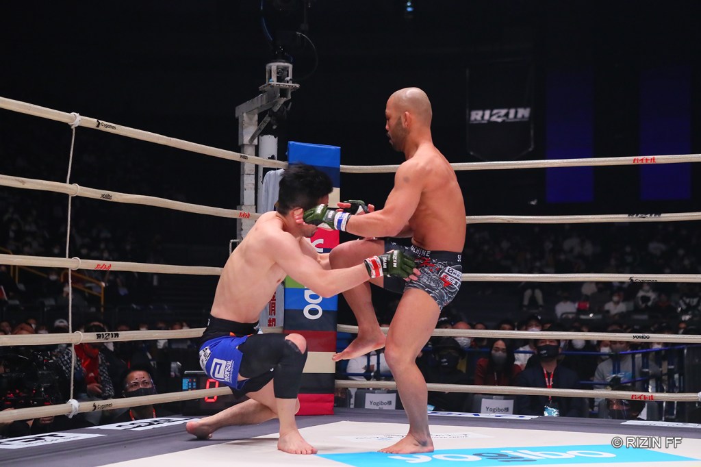 Kazuma Kuramoto stayed aggressive with strikes to stop Taiyo Nakahara in the first round. © RIZIN FF