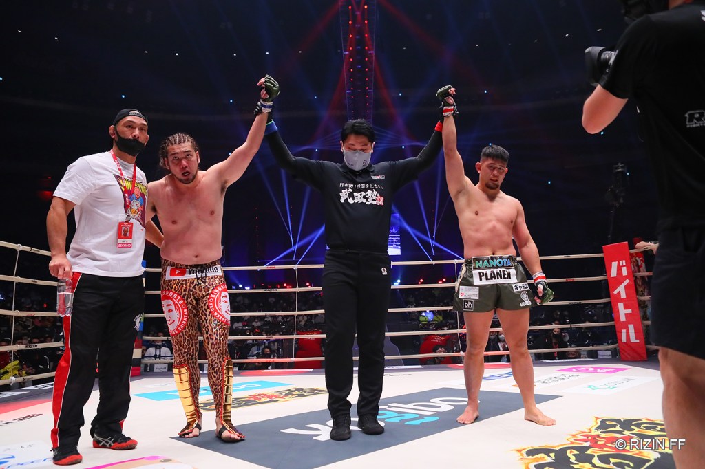 Youtuber Shibatar fought to a draw against HIROYA in an exhibition bout. (© RIZIN FF)
