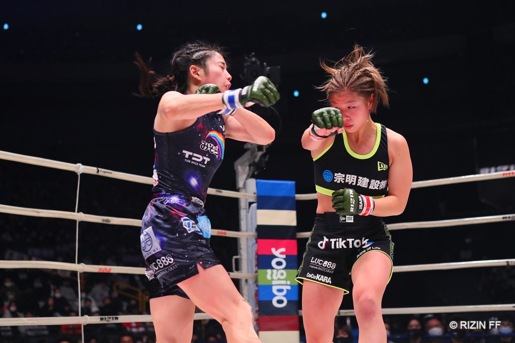 Kanna Asakura continued her streak of wins by taking a decision victory against AI (© RIZIN FF)