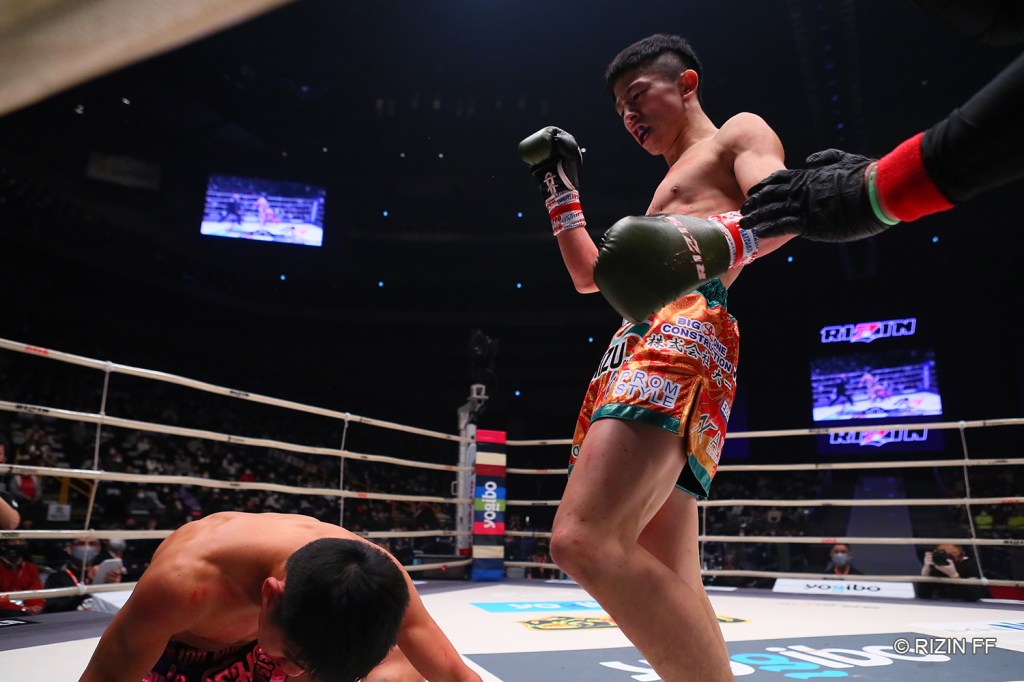 Yoshinari Nadaka scored three knockdowns against Phetmalai Phetjaroenvit for his second RIZIN win (© RIZIN FF)