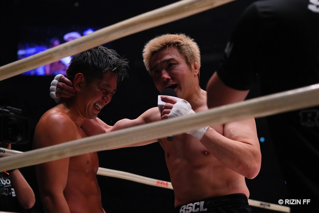 Takanori Gomi showed his appreciation for Kouzi after their three-round fight (© RIZIN FF)