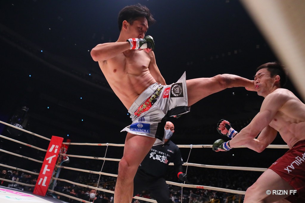 Mikuru Asakura put together a strong combination of strikes to stop Satoshi Yamasu in the first round (© RIZIN FF)