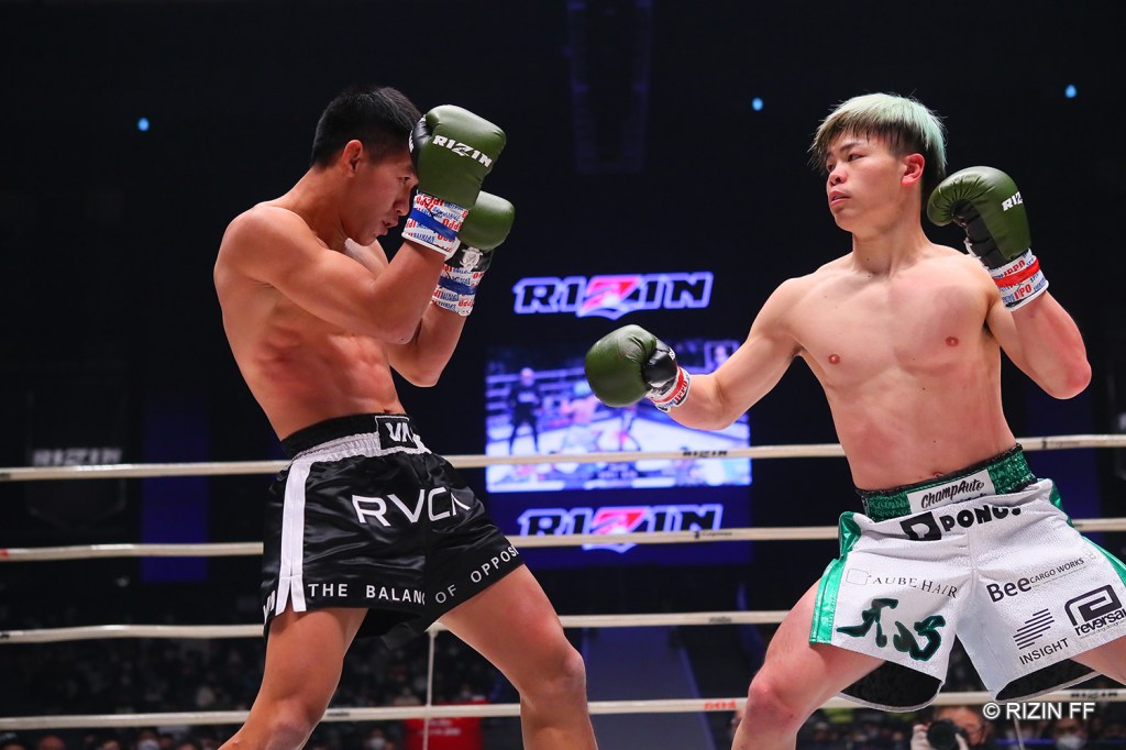 Tenshin Nasukawa took a decision win against Kumandoi Phetjaroenvit in the co-main event. (© RIZIN FF)