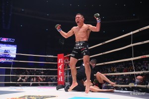 Horiguchi put together a combination of strikes that dropped Asakura, causing the finish (© RIZIN FF)