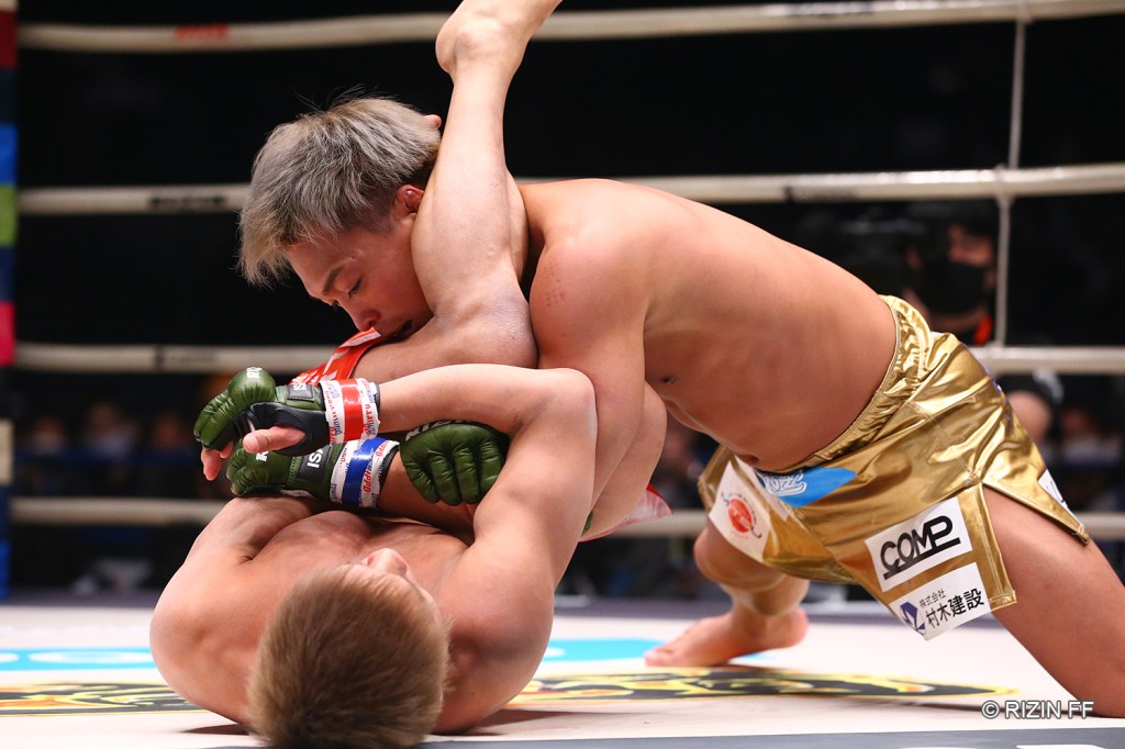 Hideo Tokoro spoiled the MMA debut of Shinobu Ota, submitting him with an armbar (© RIZIN FF)