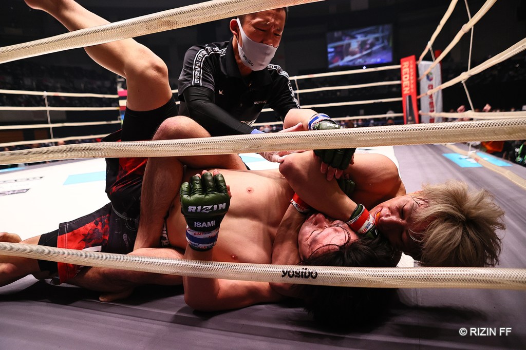 Shooto Watanabe applies a choke to Takumi Tamaru