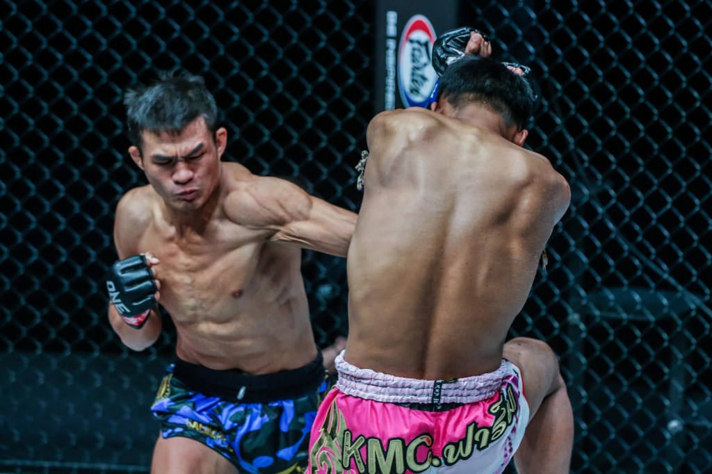 Saemapetch Fairtex throws left hand to the shelled up body of Kulabdam Sor. Jor. Piek Uthai.