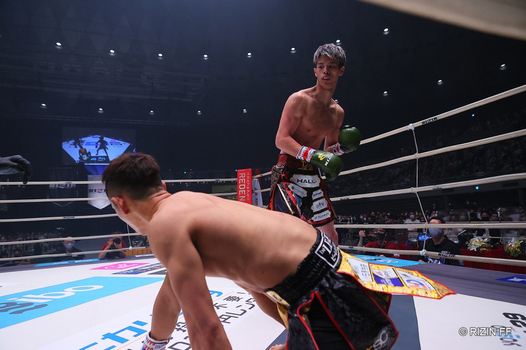Taiju Shiratori looks down on Ryo Takahashi, who was on his knees after being knocked down.
