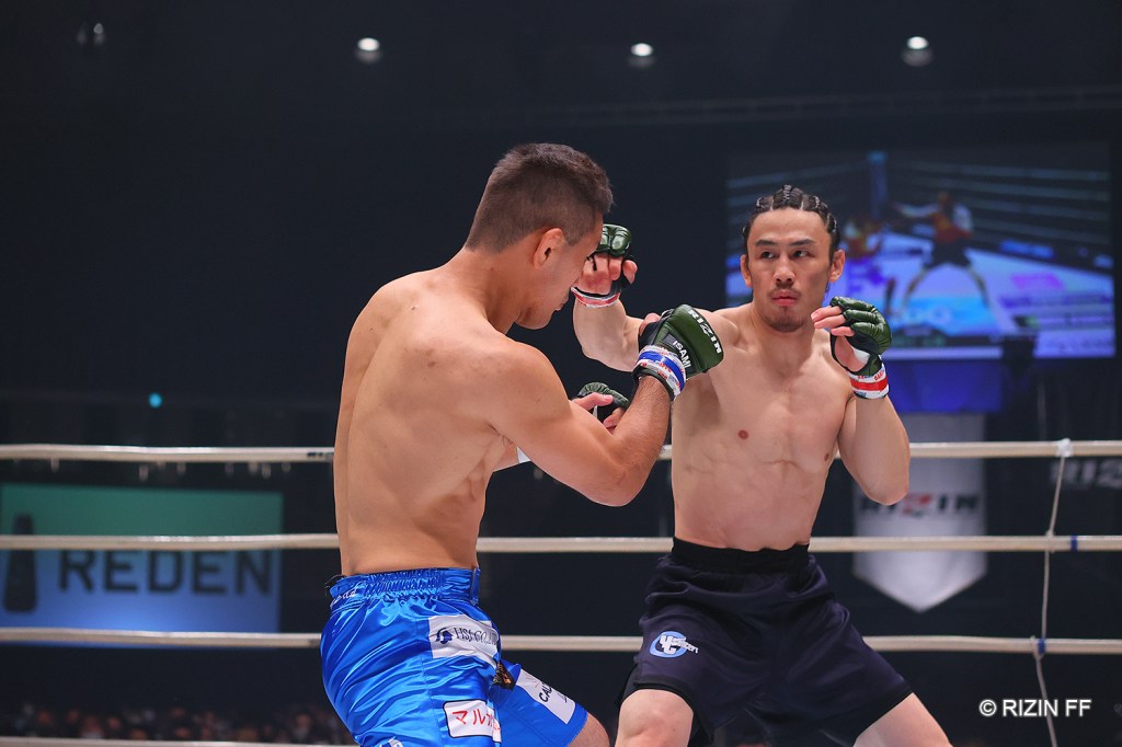 Yusuke Yachi throws a right hand at Yuki Kawana