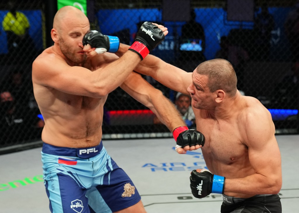 Ante Delija lands a right hook on Denis Goltsov