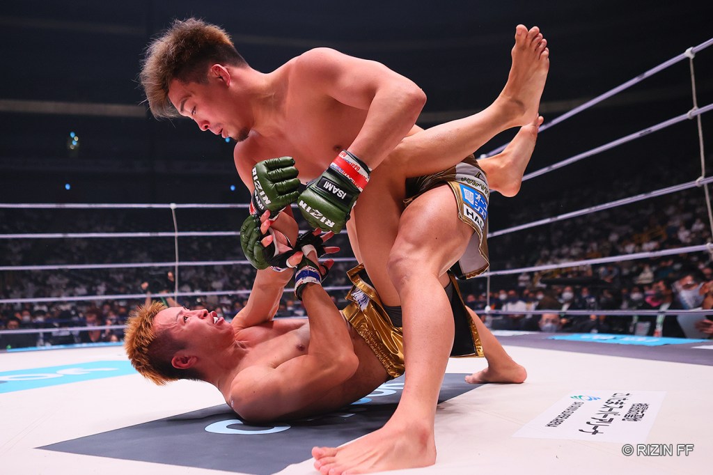 Shinobu Ota stands up while in full guard with Yuta Kubo.
