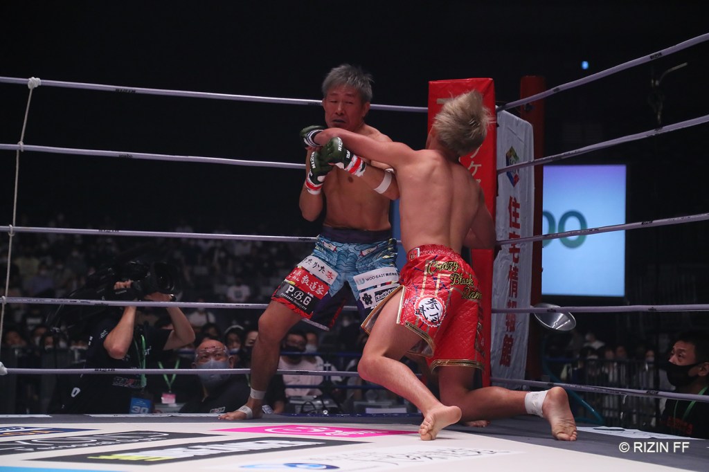 Shoji Maruyama lands a left hook to a falling Chihiro Suzuki.