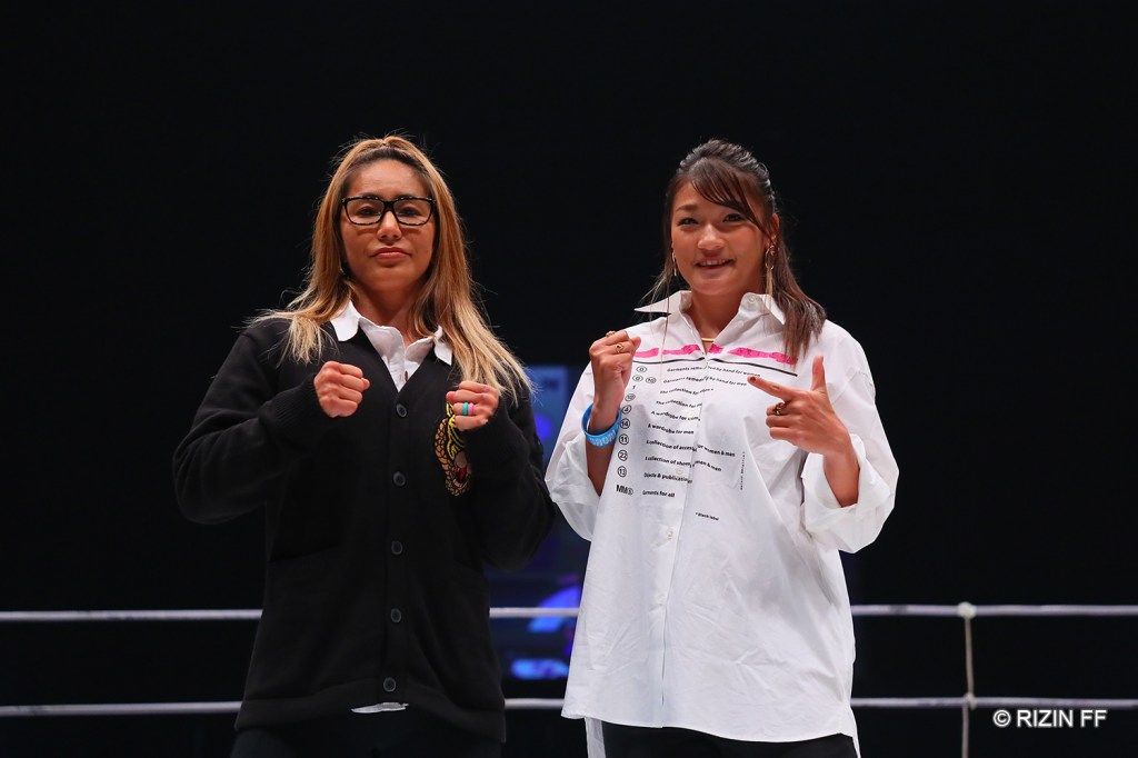 Miyuu Yamamoto and RENA pose for a photo in the RIZIN ring.