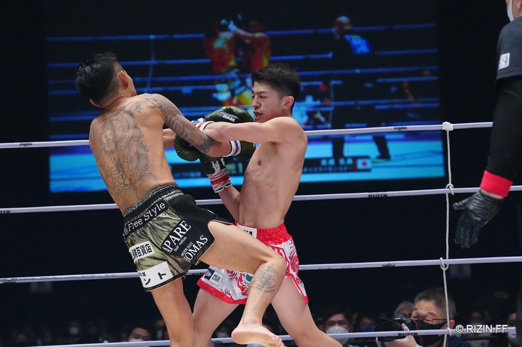 Yoshinari Nadaka throws an elbow to Naoki Ishikawa