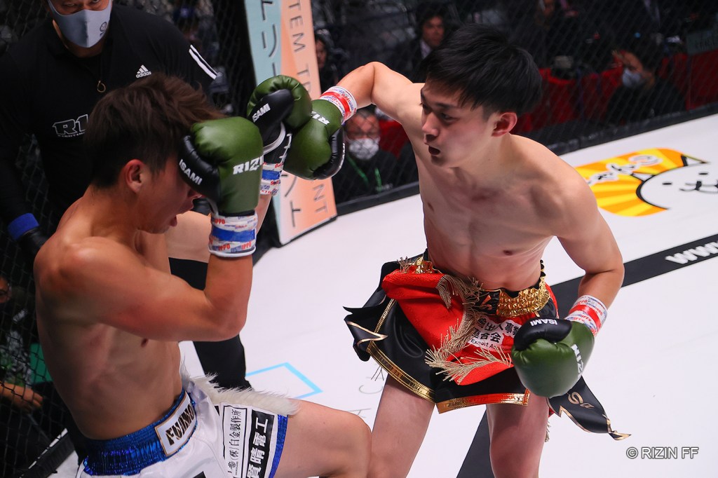 Tsubasa Morii throws a right hook at FUJIMON♡.