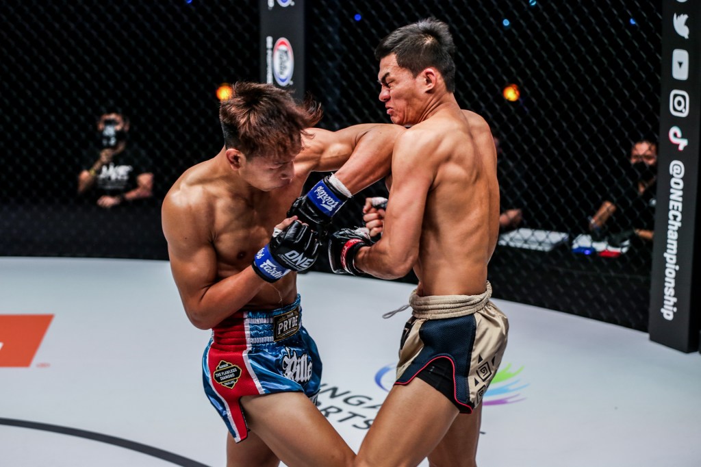 Rittewada Petchyindee Academy throws an elbow at Saemapetch Fairtex.