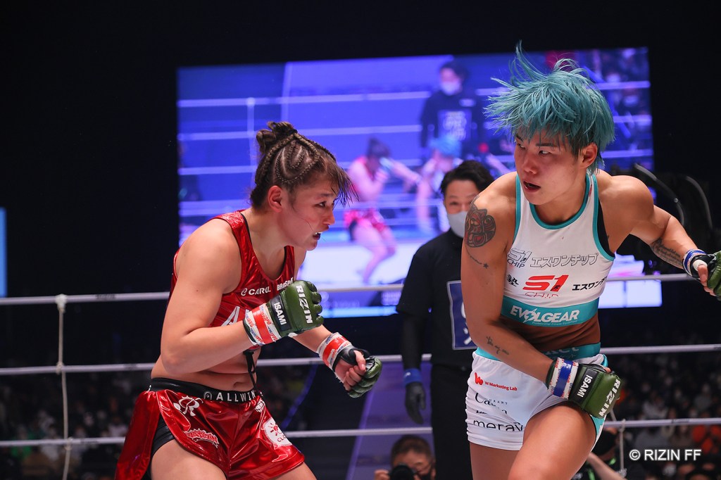 Park Si-woo throwing a punch at RENA.