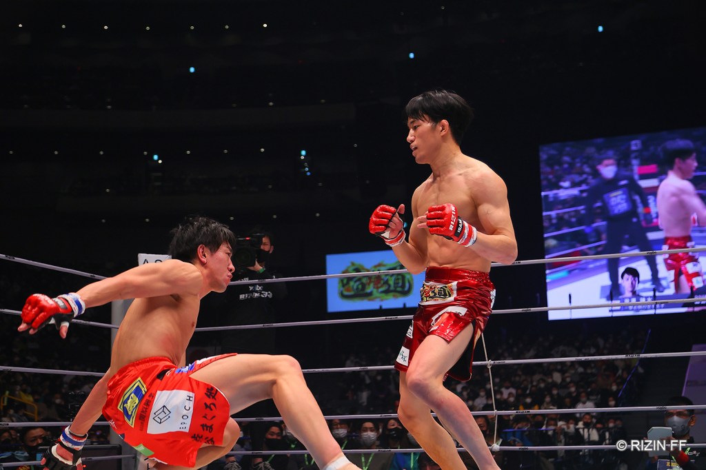 Kai Asakura looks at Kenta Takizawa as he falls to the ground.