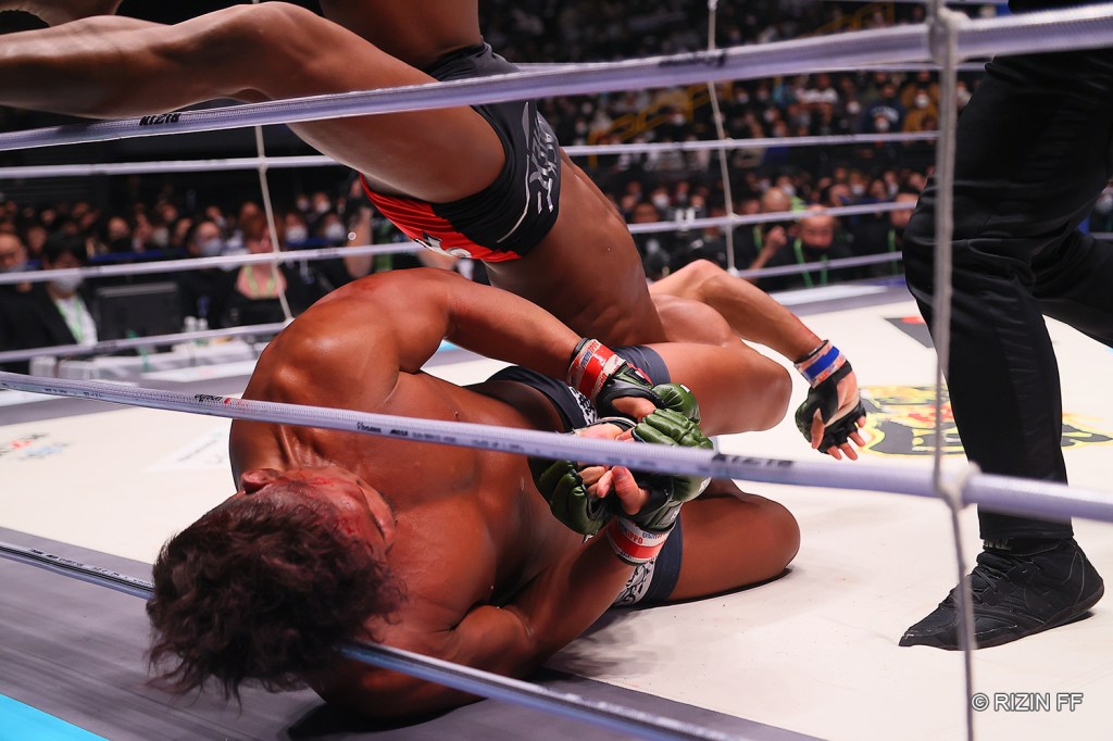 Koji Takeda applies an armbar on BeyNoah for the finish.