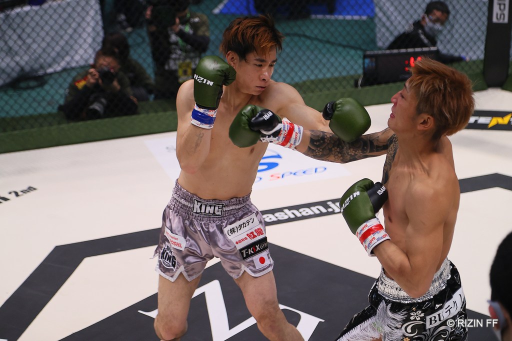 Momoto and Yudai Ito exchange punches in the RIZIN cage.