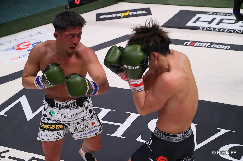 Koko Takeuchi throws a punch at Yuuki Kitagawa in the RIZIN cage.