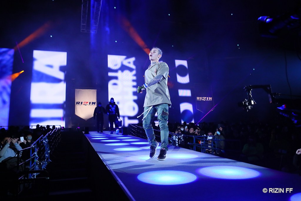 Ren Hiramoto walks to the RIZIN ring.