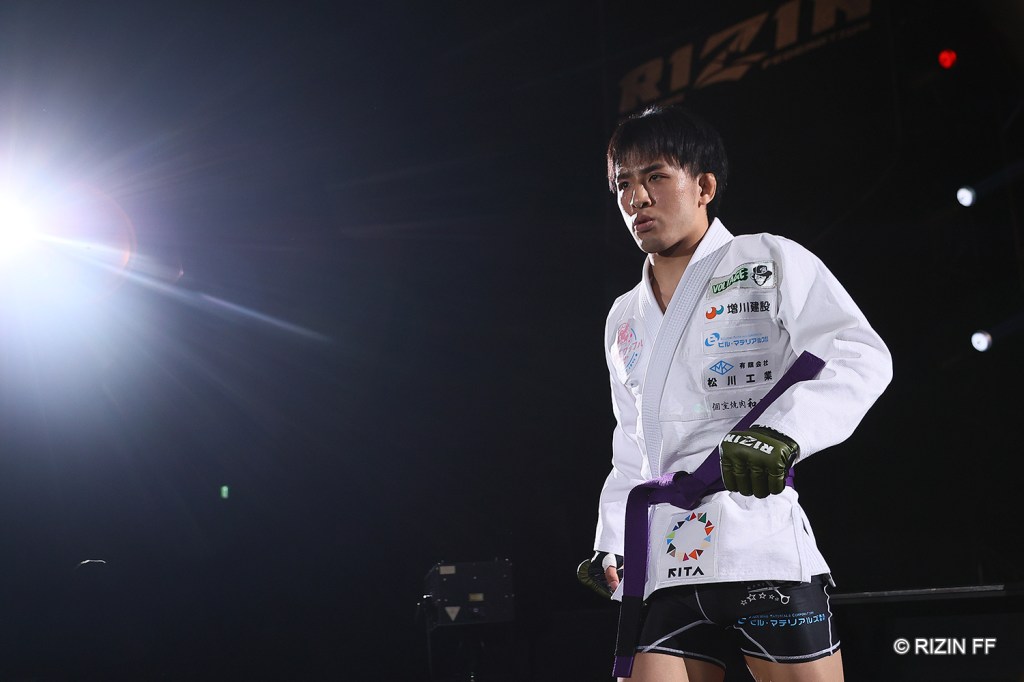 Takaki Soya, wearing a gi, walks to the RIZIN cage.