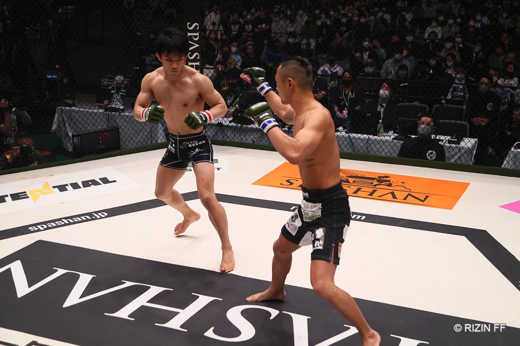 Takaki Soya in an MMA fight against Nobuyohsi Nakatsukasa.