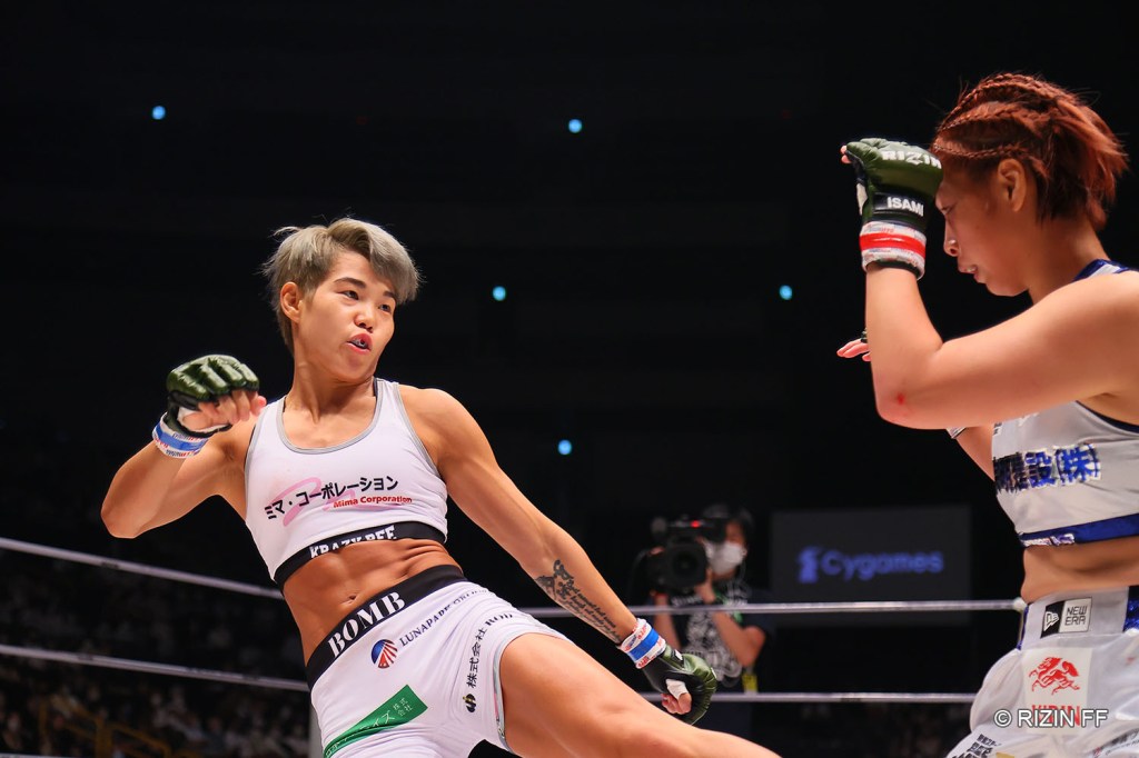 Park Si-woo throws a leg kick to Kanna Asakura.