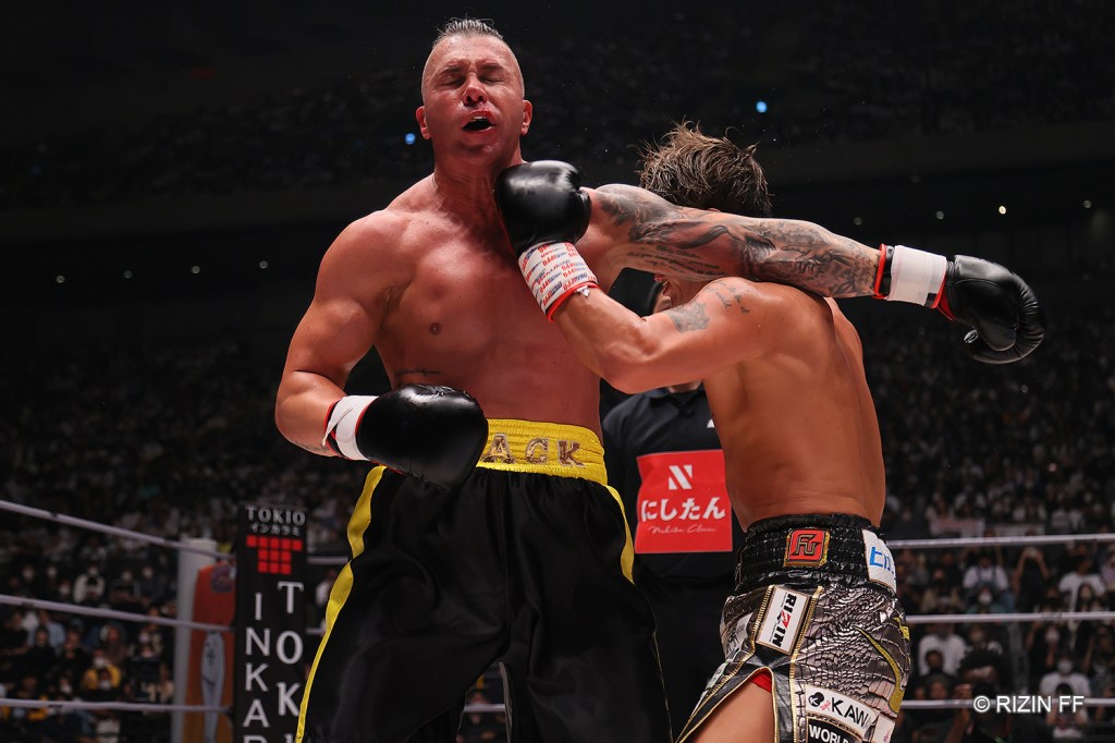 Kouzi scored a clean left hook against Jizzy.