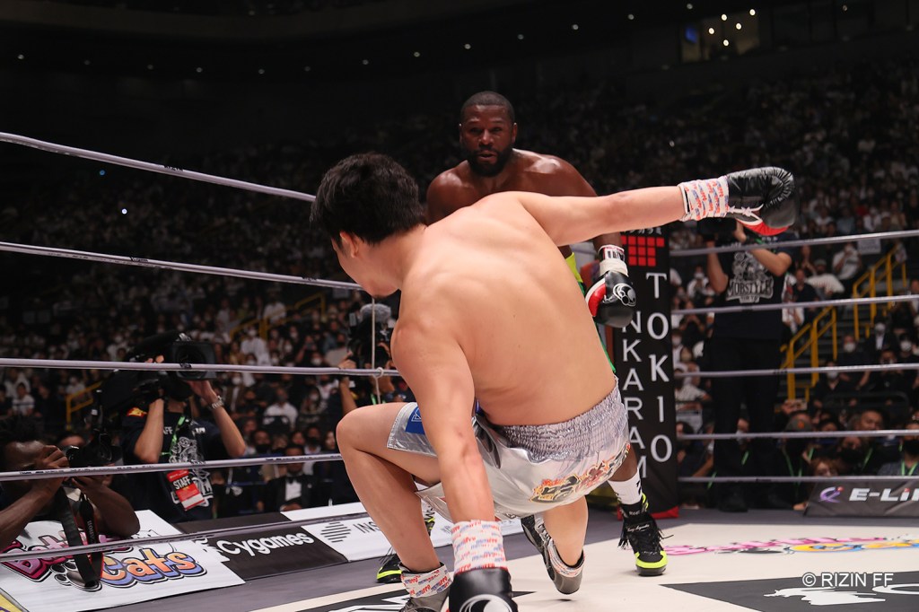 Floyd Mayweather watches as Mikuru Asakura falls to the canvas in the RIZIN ring.
