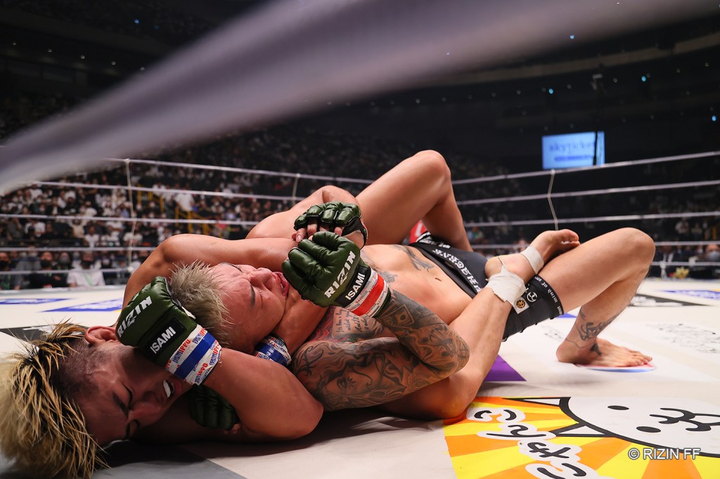 Chihiro Suzuki secures a rear naked choke on Kyohei Hagiwara.