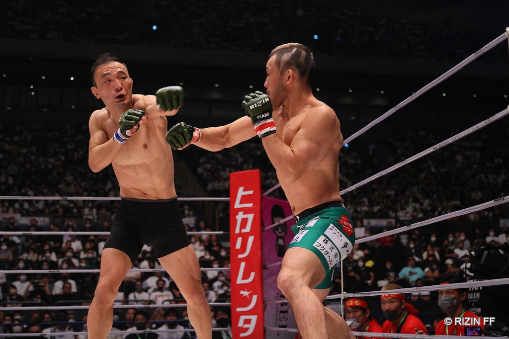 Kim Soo-chul throws a left hook at Hiromasa Ougikubo.