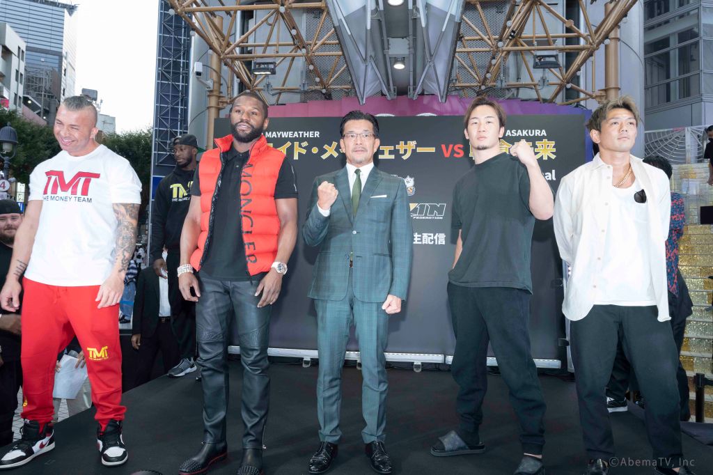 Jizzy, Floyd Mayweather, Nobuyuki Sakakibara, Mikuru Asakura, and Kouzi pose at an outdoor RIZIN press conference.