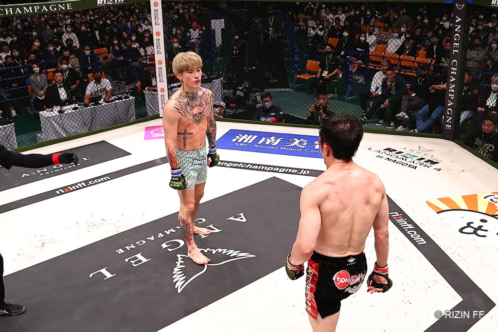 Ren Hiramoto stares down Satoshi Yamasu in the RIZIN cage.